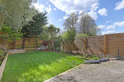 3 bedroom house to rent, Devon Close, Buckhurst Hiill, IG9