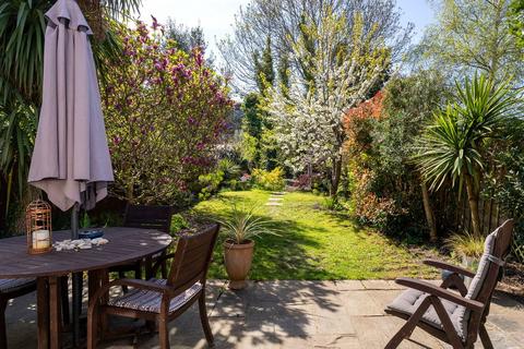 30 Mill Plat Avenue, Isleworth, TW7 6RD