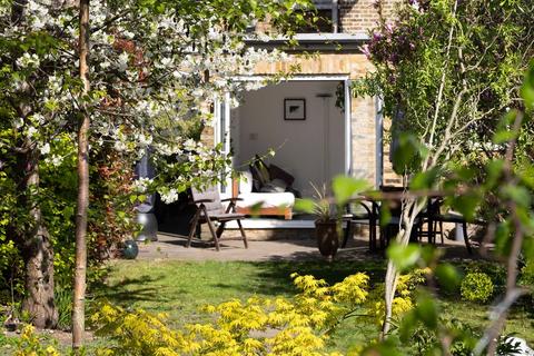 30 Mill Plat Avenue, Isleworth, TW7 6RD