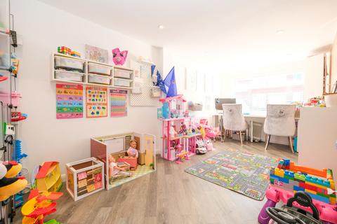 1 Fox Close, Orpington, BR6 6LR