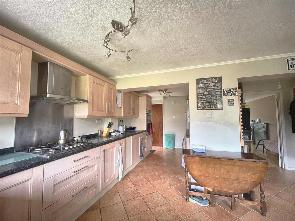 Kitchen...jpg