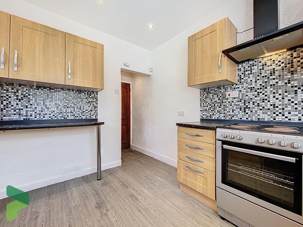 Fully Fitted Kitchen with Breakfast Bar