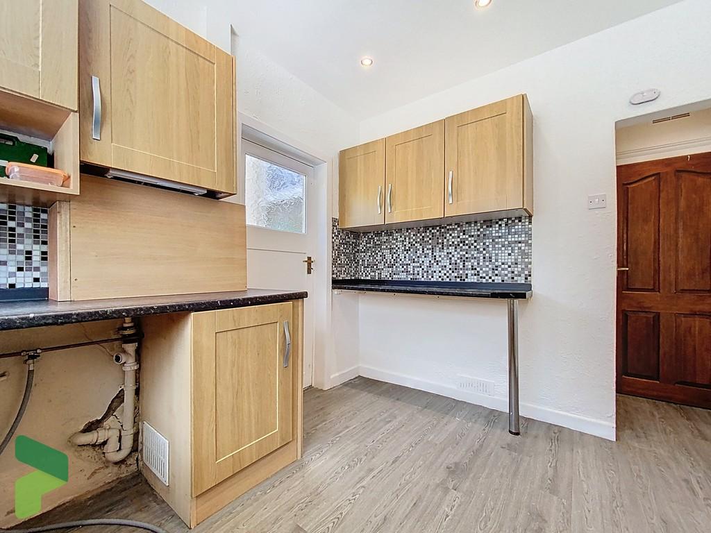 Fully Fitted Kitchen with Breakfast Bar