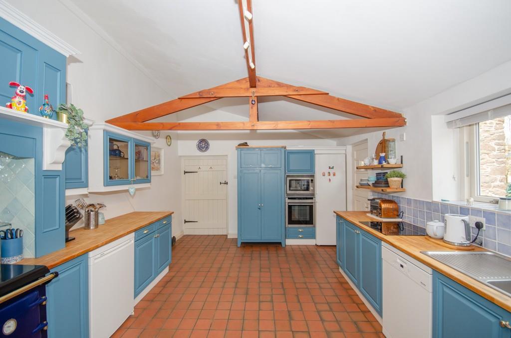 Kitchen pic 2.jpg