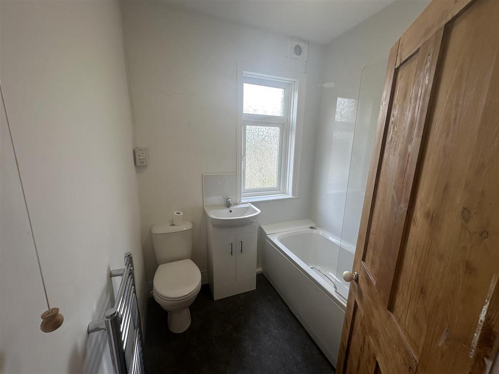 20 L Bathroom.jpg