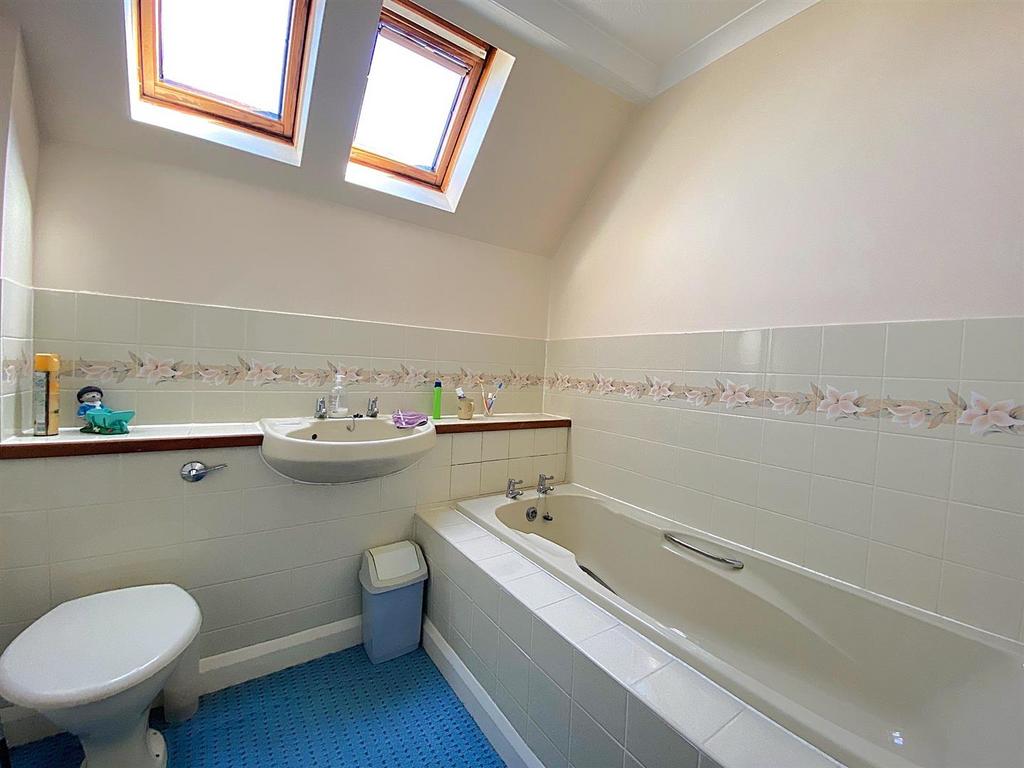 77 Rotherfield Ave - Bath.jpg