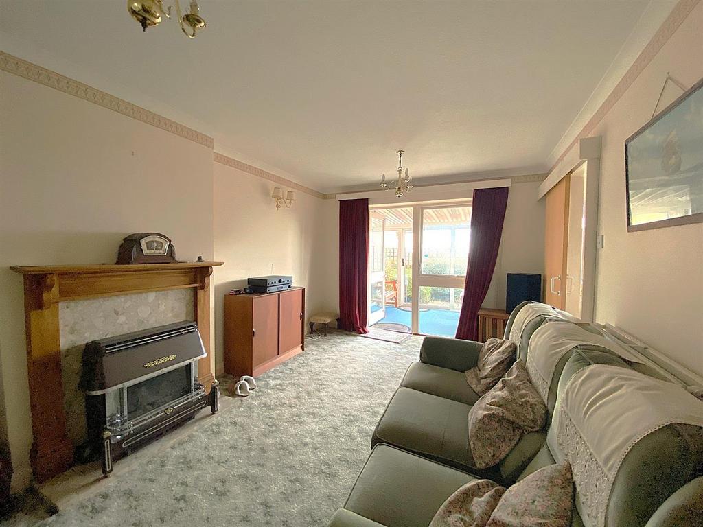 77 Rotherfield Ave - Lounge1.jpg