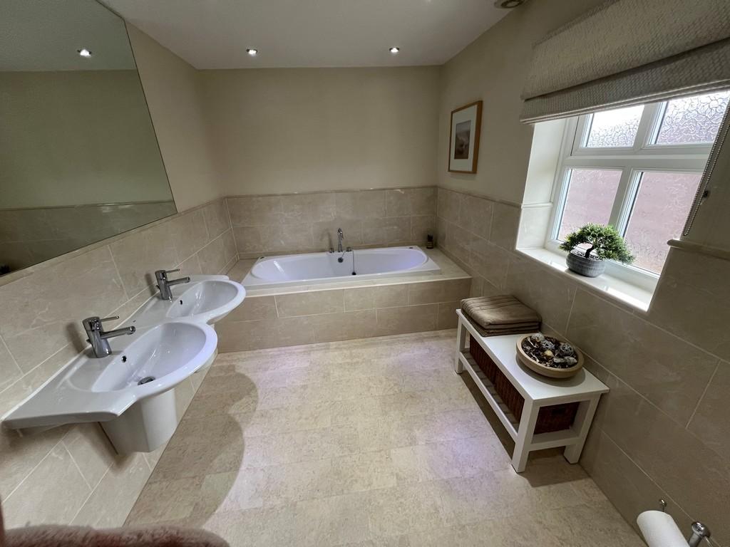 Bathroom.jpg2