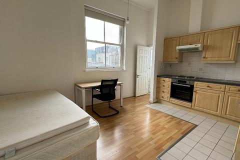 Studio to rent, Kingsland Road, London, Haggerston