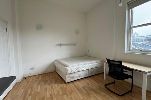 Studio to rent, Kingsland Road, London, Haggerston