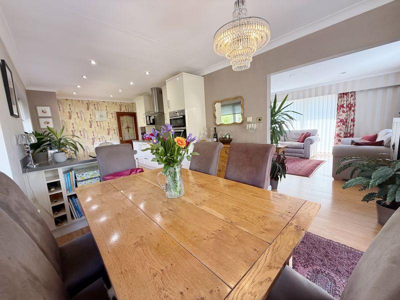 Kitchen / Dining...