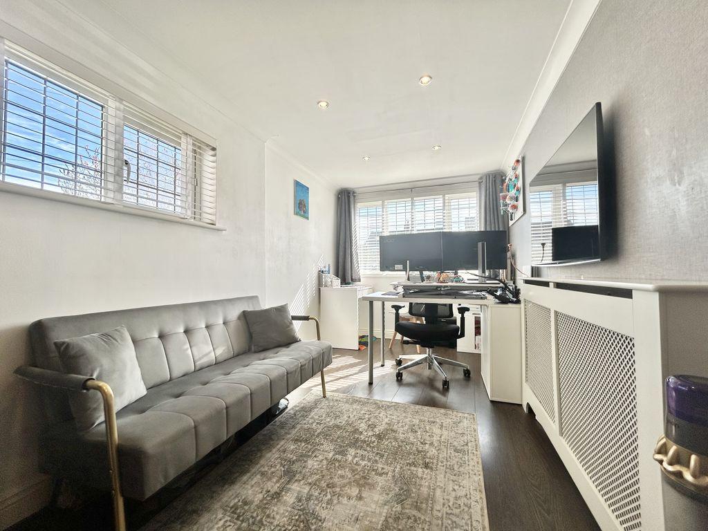 Bedroom / Office