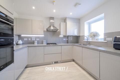 64 Sunliner Way, South Ockendon, RM15 5FS