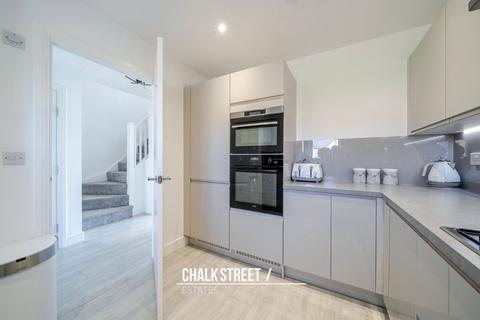 64 Sunliner Way, South Ockendon, RM15 5FS