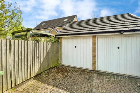 4 bedroom end of terrace house to rent, Banks Crescent