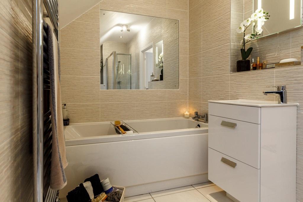 The main bedroom has an en suite bathroom with...