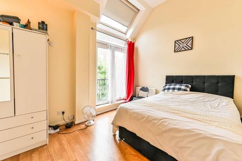 2 bedroom flat to rent, Yukon Road, Clapham South, London, SW12