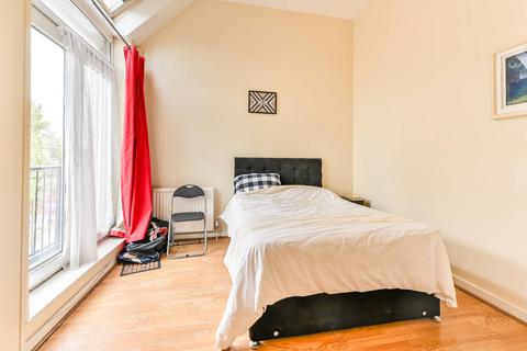 2 bedroom flat to rent, Yukon Road, Clapham South, London, SW12
