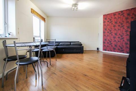 2 bedroom flat to rent, Albatross Close, London