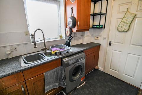 2 bedroom flat to rent, Albatross Close, London