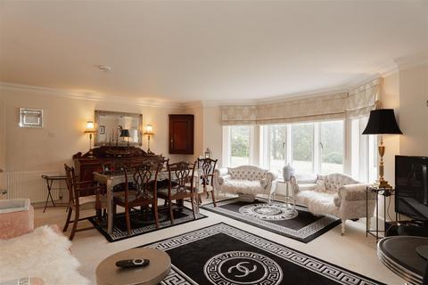 2 bedroom apartment for sale, Royal Earlswood Park, Redhill