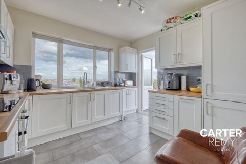 3 bedroom flat for sale, Rectory Grove, Leigh-on-sea, SS9