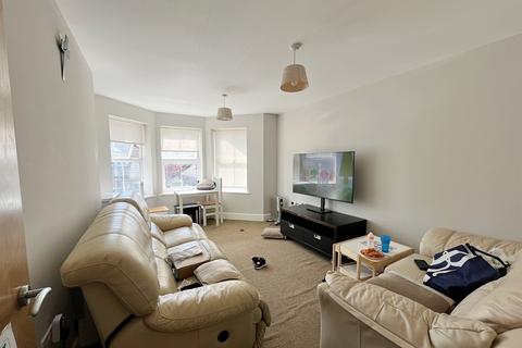 2 bedroom flat to rent, Winton