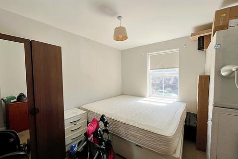 2 bedroom flat to rent, Winton
