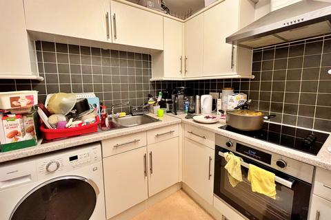 2 bedroom flat to rent, Winton