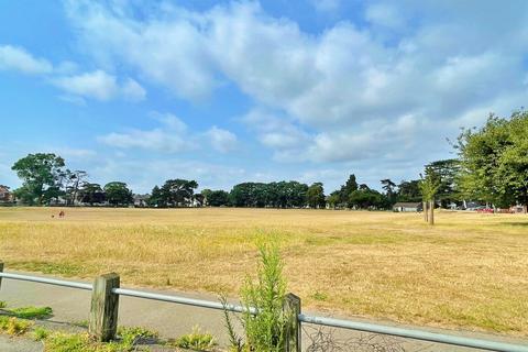 2 bedroom flat to rent, Winton