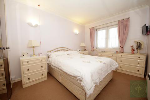 2 bedroom retirement property for sale, Woodmere Court, Avenue Road, N14