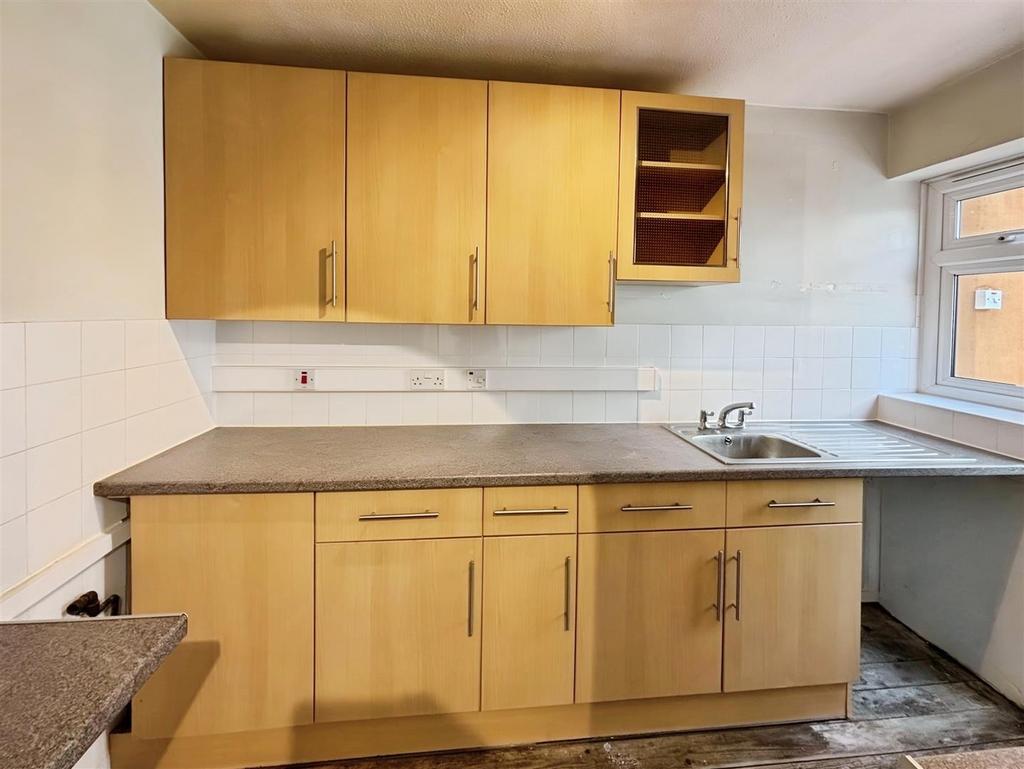 F5be1282-Kitchen 201.jpg