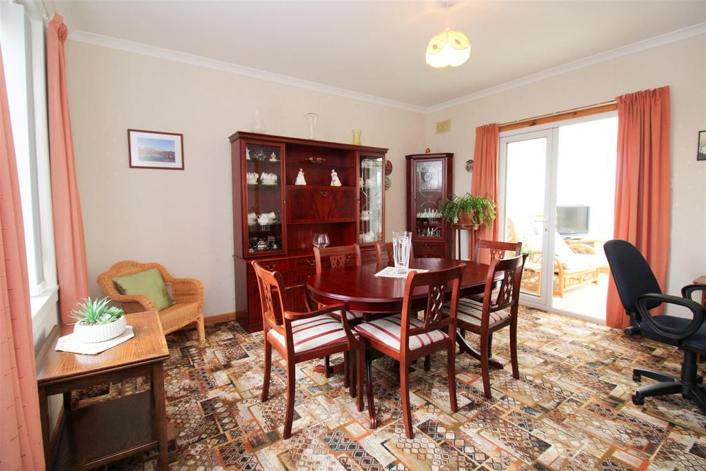 DINING ROOM.jpg