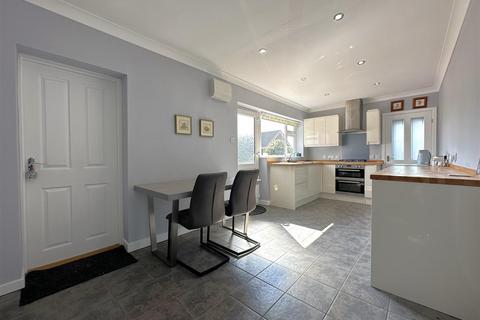 2 bedroom detached bungalow for sale, Pinfold Close, Collingham, Newark