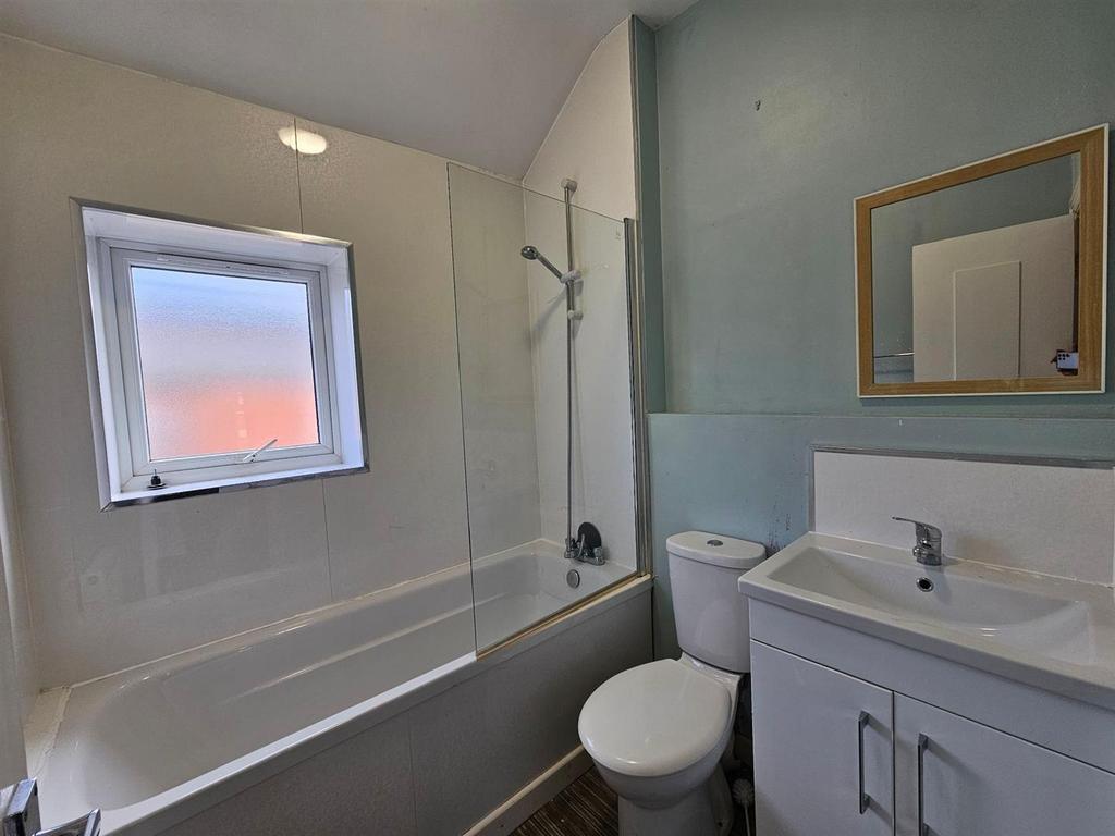 Bathroom - 606475246.jpg