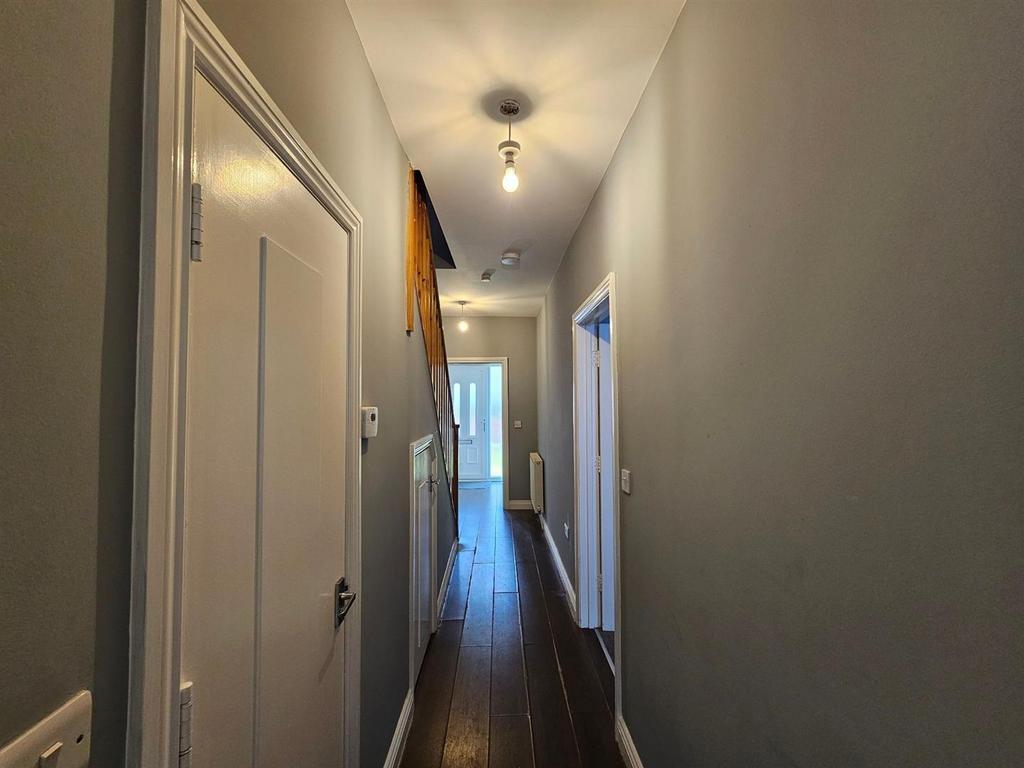 Passage-stairs-landing - 606474855.jpg