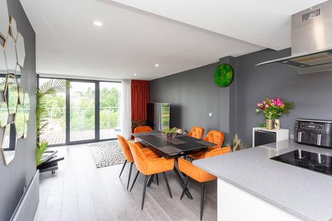 3 bedroom flat for sale, Swan Court, Waterhouse Street, Hemel Hempstead, HP1