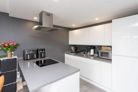 3 bedroom flat for sale, Swan Court, Waterhouse Street, Hemel Hempstead, HP1