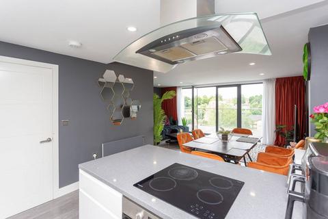 3 bedroom flat for sale, Swan Court, Waterhouse Street, Hemel Hempstead, HP1