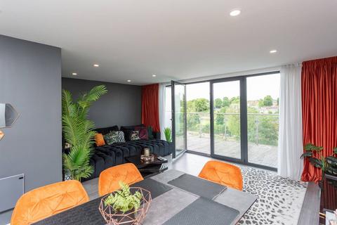 3 bedroom flat for sale, Swan Court, Waterhouse Street, Hemel Hempstead, HP1