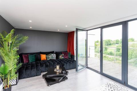 3 bedroom flat for sale, Swan Court, Waterhouse Street, Hemel Hempstead, HP1