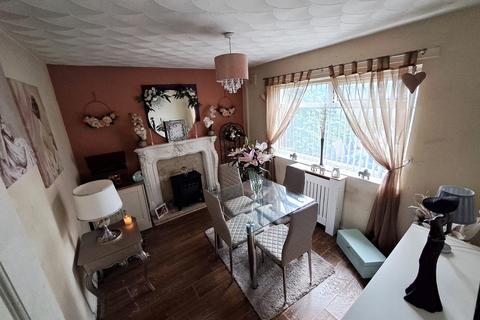 undefined, Investors! First time Buyers! 3 bed house in Bootle