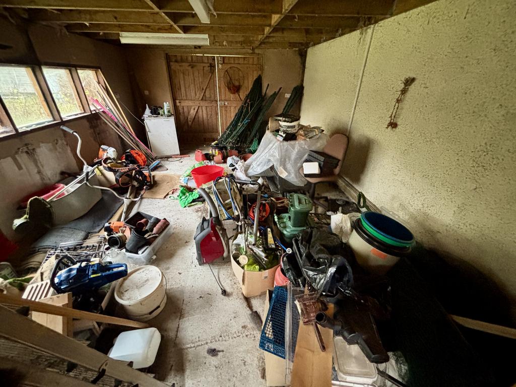Garage/workshop (second image)