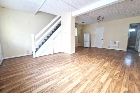 3 bedroom end of terrace house to rent, Dunton Road, Romford, Essex. RM1 4AD