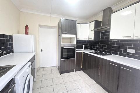3 bedroom end of terrace house to rent, Dunton Road, Romford, Essex. RM1 4AD