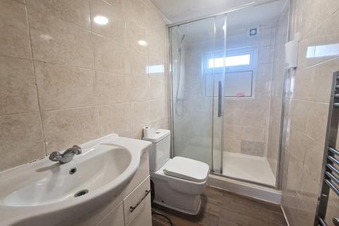 3 bedroom end of terrace house to rent, Dunton Road, Romford, Essex. RM1 4AD