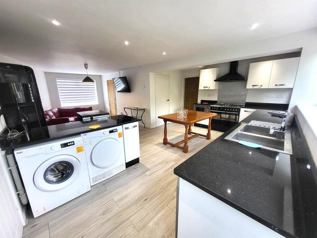 Kitchen Pic 1