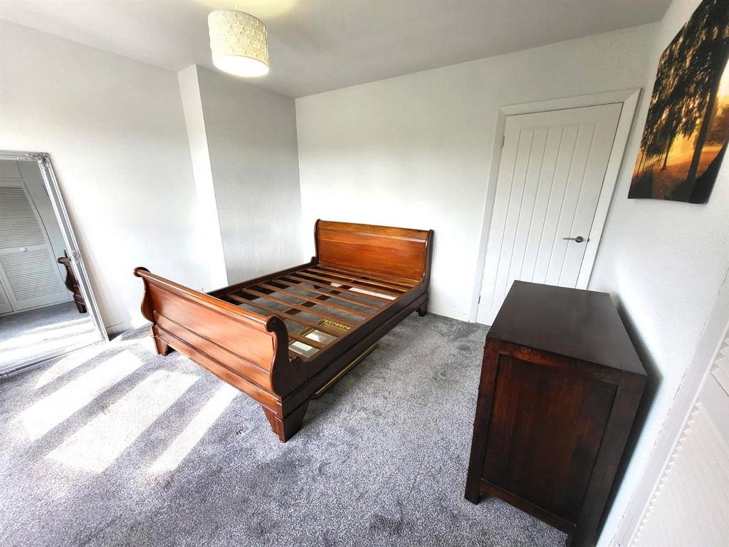 Bedroom 1 Pic 3