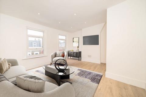 4 bedroom flat to rent, Trinity Road, London SW17
