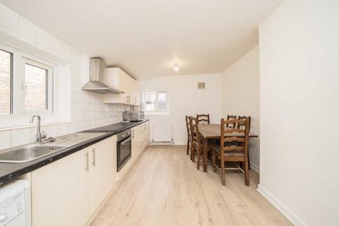 4 bedroom flat to rent, Trinity Road, London SW17